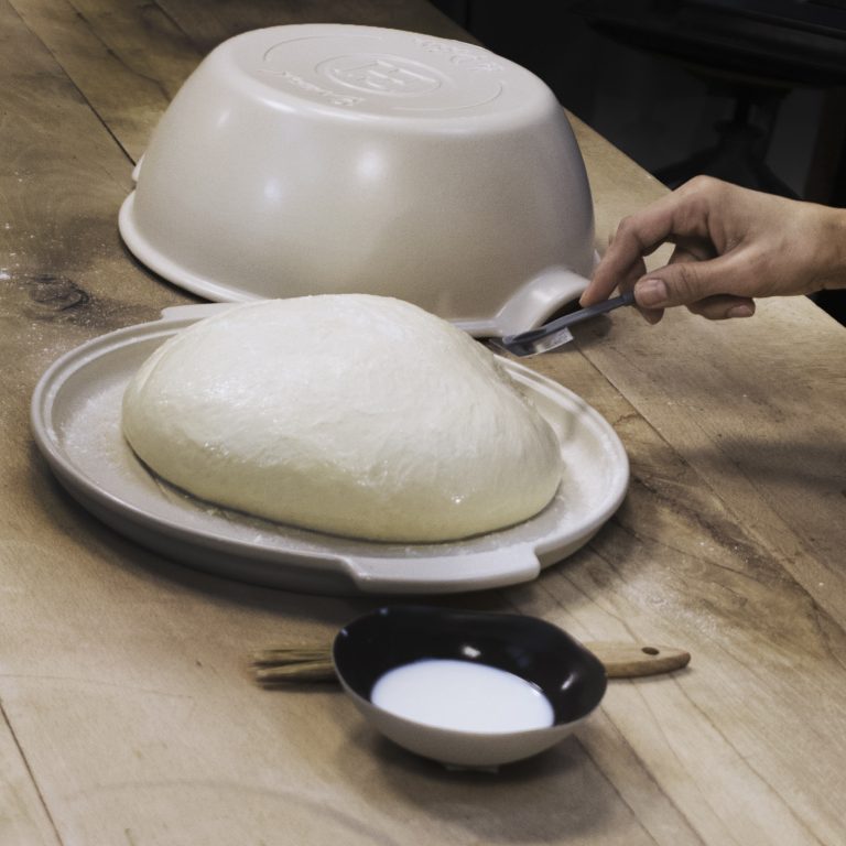 https://www.chefscomplements.co.nz/wp-content/uploads/2019/09/344916-Bread-Loaf-Baker-Round-Linen-LS7-2-768x768.jpg