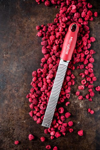 15371 – Microplane – Premium Zester Grater Pomegranate Red – LS – 02