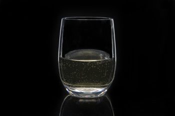 40750 White wine – black background