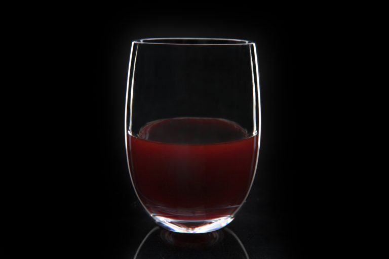 40840 Red wine – black background